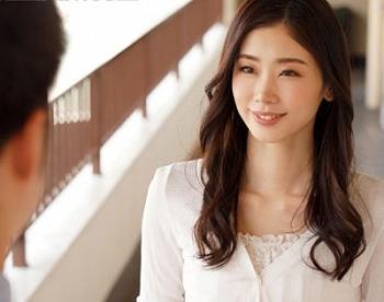 【小松杏】スレンダーボディーの美人熟女が一人暮らしの若者を甘い囁きで興奮させる！
