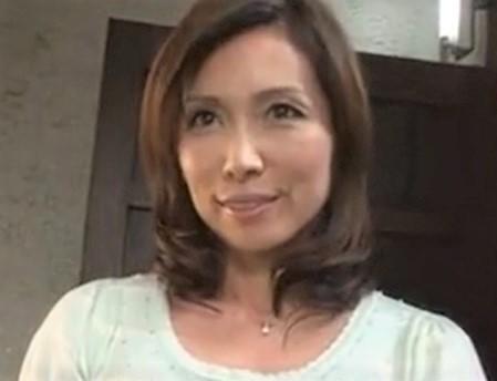 旦那が出張中でチンポが足りない欲求不満な主婦が近所の童貞坊やを筆おろし食い！