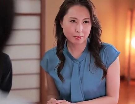 【佐田茉莉子】「断り切れなくて//」美熟女が人里離れた秘湯旅行で娘の夫と結ばれ立ちバック膣内射精近親相姦！