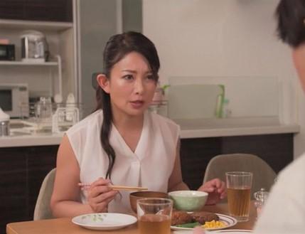 【一色桃子】「おばさんで良いのかしら？」淫靡な芳香を放つ美熟女が性に無知な息子の友達ダイくんを筆おろし