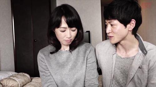 ホテルで男が女性の性器を堪能し、ベッドでは激しい肉体関係を交わした。