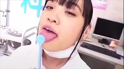 セクシーな歯科医師がエロティックなオーラを放っていて、患者に舌打ちしようとしている。