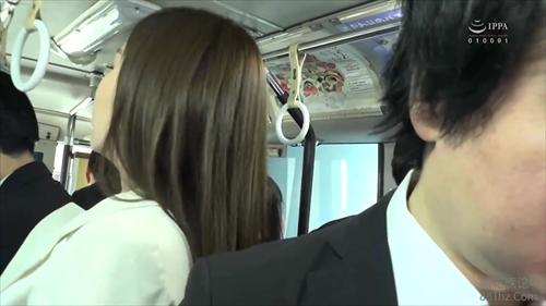 バス内で男性を誘うセクシーなミニスカートの美しさ。