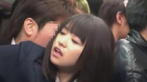 容疑者の男は、電車内で少女に性的暴行を加えた。