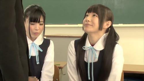 美少女たちが性的なゲームで乱交に陥る様子