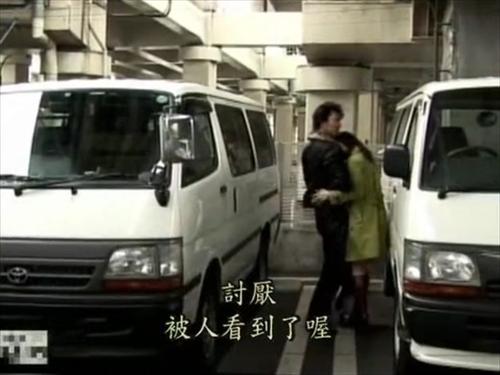30歳以上の女性が、近隣住民に気づかれないように車内でこっそりエロティックなサービスを提供する。