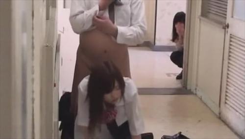 若い女性が授業中に教師と廊下で行為する。