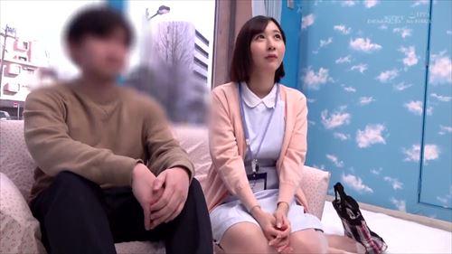 美しい看護婦の胸が彼の心を惑わし、抵抗する力もなく、彼はベッドの上で犯された