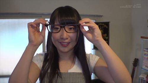 美しい女性が、その男性を誘惑し、激しい性的行為を続けます。