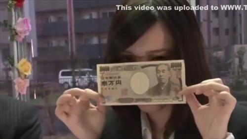 張りの部屋でできたら懸賞ゲット企業の女上司と後輩の男性社員がためらう。
