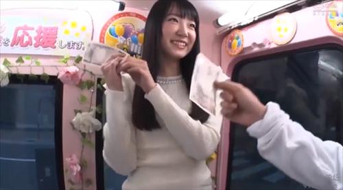女子大生の舌舐めずりで指が舐められる。