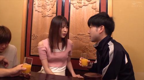 日向子未だにセクシーをさせる。