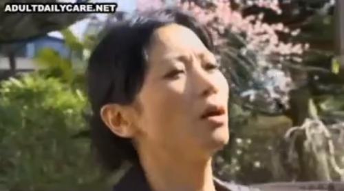 デカパイ娘が販売員に性的関係を申し込む