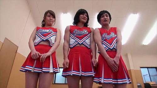 男子学生と、子供服を身にまとった被り物との歪曲な性交は、間違いなく見ものだ。