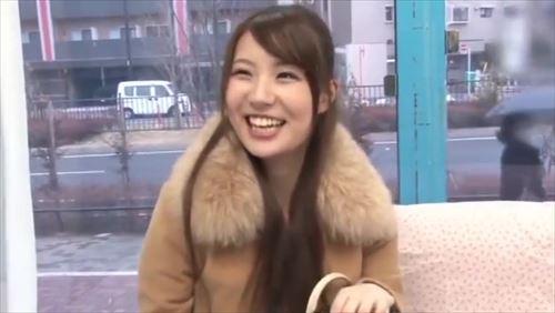 優しく責めながら、エステティシャンは胸の谷間を露わにし、服を脱がせて