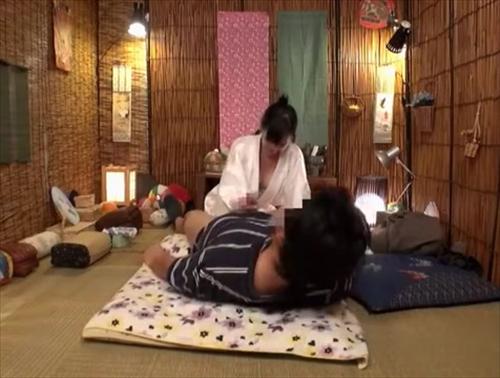 興奮した表情で男性器に接触するビッチたちを提供するゲートピアス店。