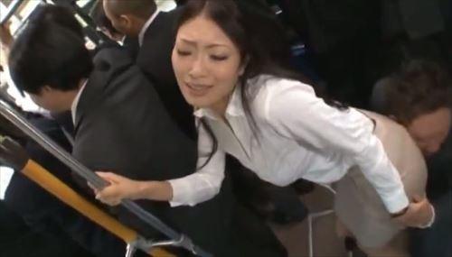 「ほら、またぎゅーって挟まったよ。もう誰も見てないのに、お尻が気持ちよさそうで、我慢できん」