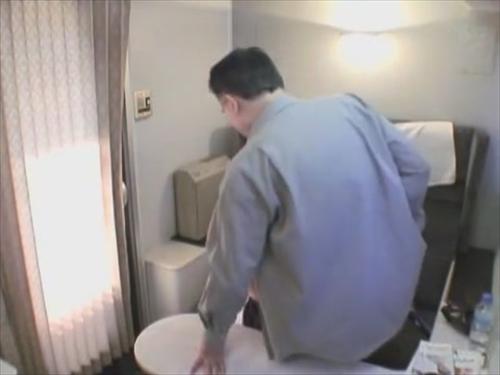 戦いを果たし、悪漢、セクハラ俳優を採用して車を完全に調査員が貸し切る。
