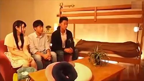 彼氏隣でH激しいw、手マン水音彼女寝取られるw。胆大SEXww、ワオ。