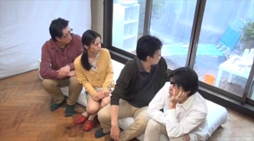 美しい奥様がパートナー以外と初めて経験する複数プレイに夢中になる外で、主人がいる奥様。