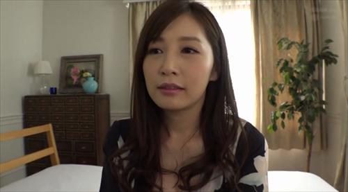 お腹を押さえられて必死に叫ぶ美麗な女性
