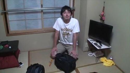 浴衣を着た彼女が眠りにつく寝室に忍び込み、性的な嫌がらせを行い、服を脱がせて、乳首を弄り、手マンでイッた顔