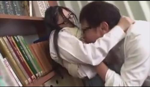 女子児童が欲望に添えて祈る。見知らぬ少年の完璧な勃起を摩る。