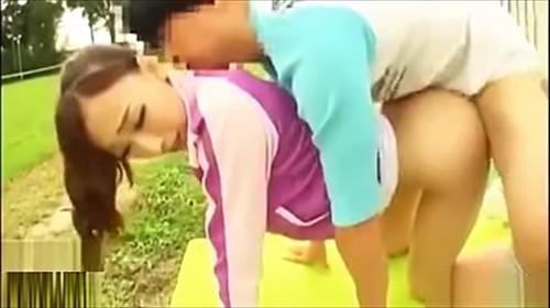 男子生徒が大人の魅力に興奮し、セクシーな女性教師をからかう