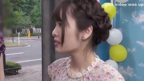 美少女に金を渡して、無理やり服を脱がせ、隠れた巨乳を堪能
