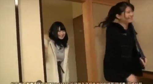 絶え間なく手マネされて、男性が激痛を受け入れることによって、極限まで苦しんでいます。