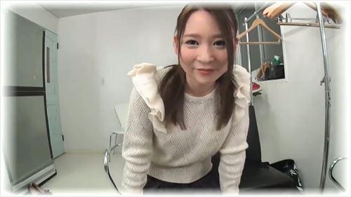 美少女大学生が、恥ずかしがりながらも性的興奮に身を委ね、甘い声を上げて喘ぎます。