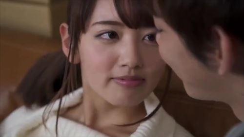 新生活が始まったばかりのカップルが、業者たちの邪魔をしながら性行為に及ぶ