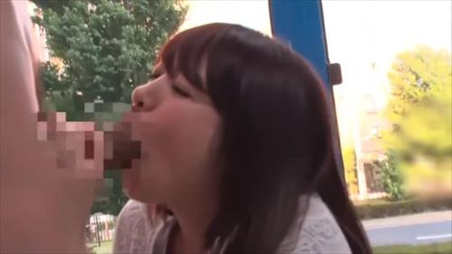 夫の性器に不満を持つ人妻は、見渡す限りの大きなマラで乳房を玩具にする。