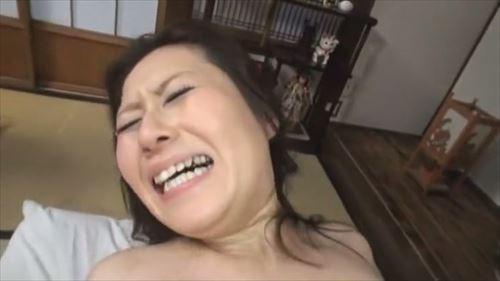 超エロい家族。父親と兄、両方とも彼女に近親相姦で迫ってくるんだ。
