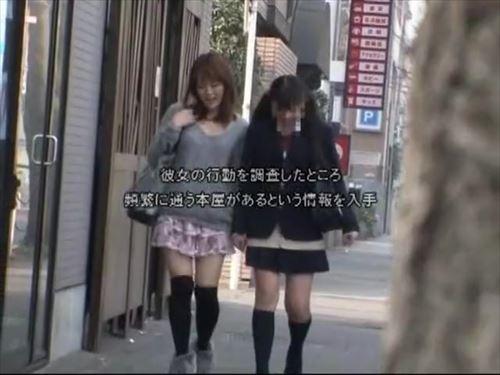 書店でミニスカートの女性が誘惑的だったため、店主は彼女を疑い、監禁し、えっち的暴行を行った