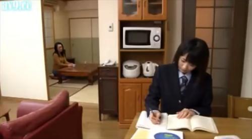 脅迫され泣かされた女性たちが、中出しを強要される。
