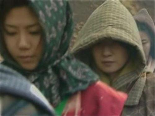 戦争下、捕虜となった少女が外国人軍人のエロエロ的暴行を受け、辱められ、悲鳴を上げ続ける.