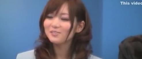 水色のビジネススーツを着たキュートな女子アナが異常クイズ番組で本気でぶつかる。
