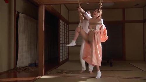 欲望を満たすため、彼女は性的な苦痛を欲求し、その行為は、深い闇に潜む、特別な場所でのみ許される。