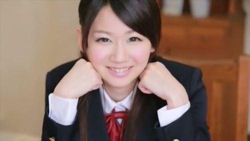 制服姿で、彼を誘惑する少女。