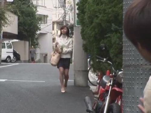 かつての教師が、今は幸せな妻という姿で、私を誘惑する。