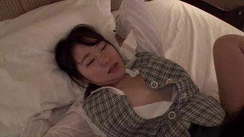 終電を逃し、ホテルに閉じ込められた。酔った同僚女性は足元が不規則で、その匂いに妙に興奮した。
