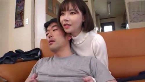 ゲーム中も時々、彼女の乳首を触ってくる
