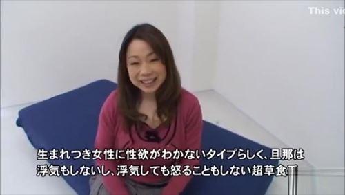 三十路の奥様は、夫の性欲に翻弄されながら、自身のエッチ的欲求を満たすために、初撮り映像を撮影した。