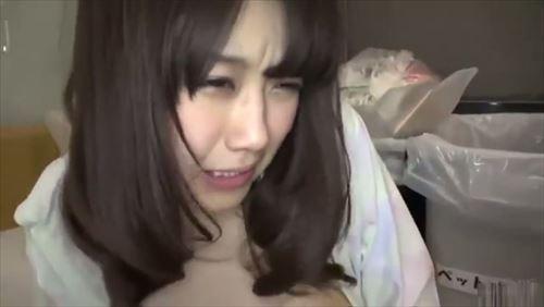 美しい人妻は、細い身体で近所へやってきた。胸囲は束なしで、母乳が溢れそうだった。その誘惑的な姿に、男の理性が崩壊する。