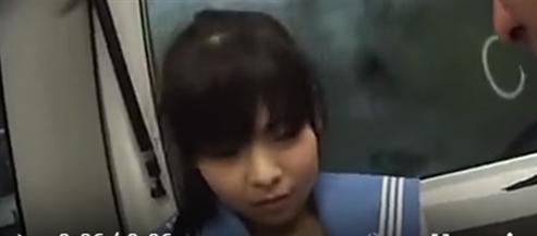 美少女アイドルがかわいい友人を招き、痴漢や集団強姦に巻き込まれます。