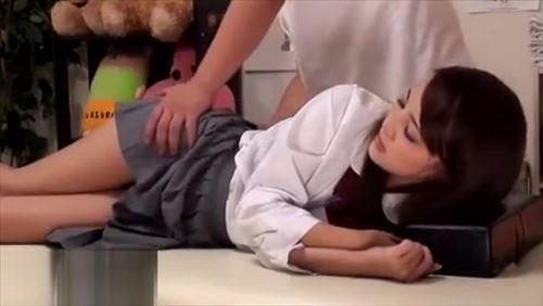 美少女が整体師に連れられ、施術中の院内でH的ないたずらをされる