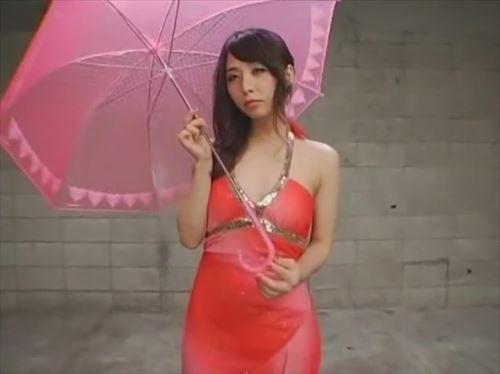 美しい女性がいやらしい欲情に駆られ、いやらしいに露骨な行為を行いながら、その中に精液が飛び散る