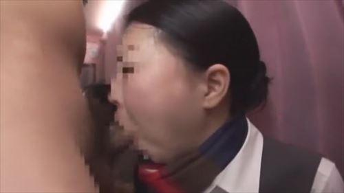 清楚な女性は微笑み、男性の反応を楽しみました。