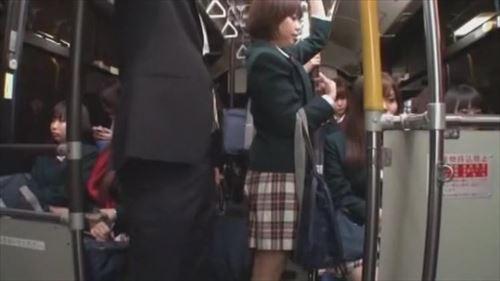 ショートヘアの女性が乗ったバス内で、痴漢行為に遭い、エロティック的誘惑と指使いで感じてしまう